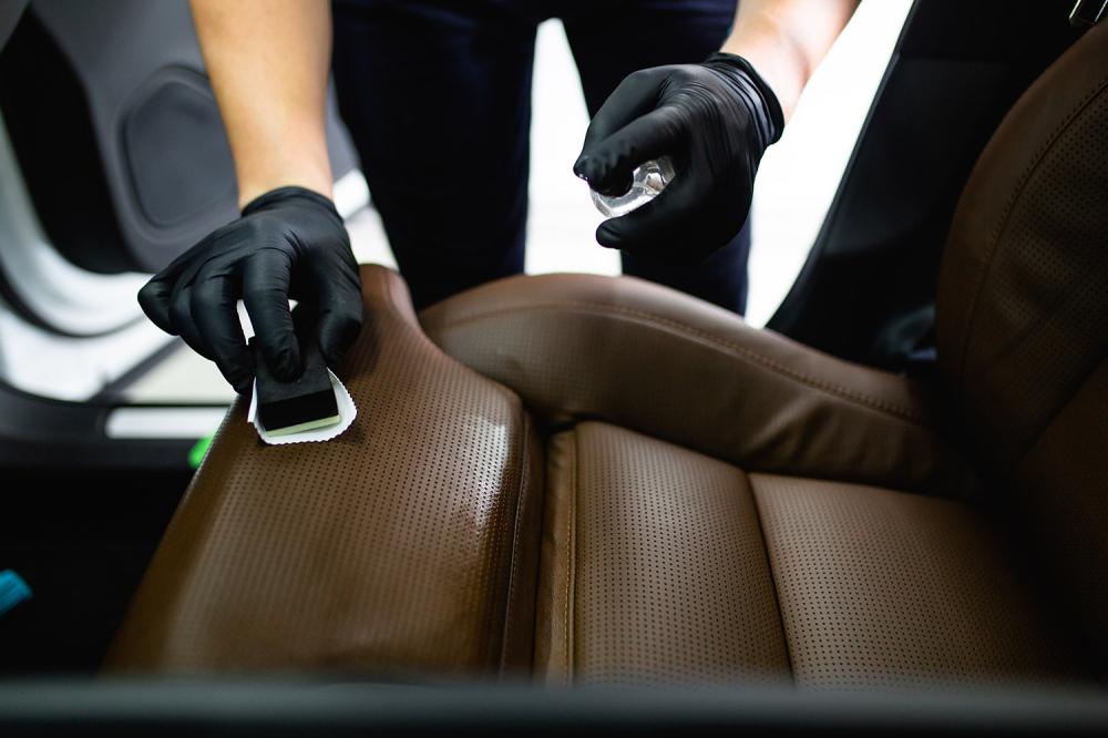 rénovation-siège-en-cuir-voiture-detailing-auto
